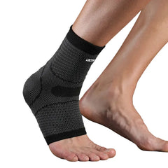 Chevillière de compression sportive portée en flexion pour stabilisation de la cheville lors des mouvements
