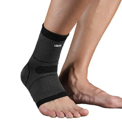 Chevillière de maintien élastique noire portée à la cheville pour soutien articulaire et compression sportive