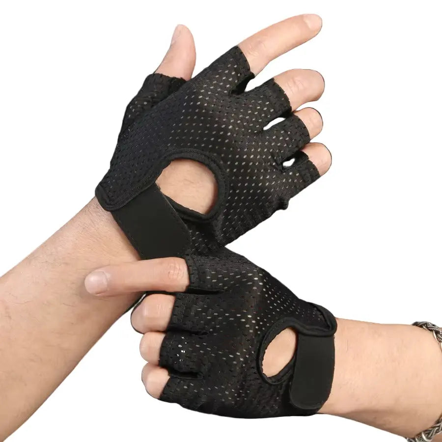Gants de sport antidérapants portés aux mains avec sangle de maintien au poignet pour musculation et fitness