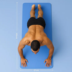 Vue du dessus d’un homme effectuant des pompes sur tapis de yoga bleu épais 15 mm