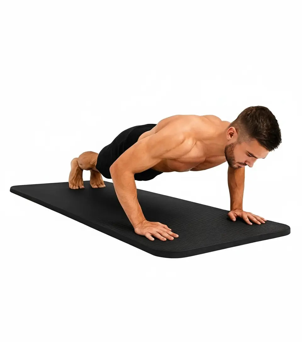 Homme réalisant des pompes sur un tapis de yoga épais antidérapant noir