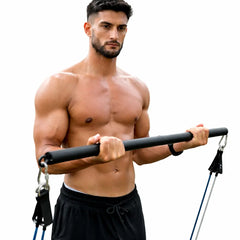 Barre de résistance en métal utilisée pour un exercice de musculation des bras et des biceps