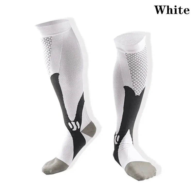 Chaussettes de compression sportives blanches au design technique offrant maintien et respirabilité