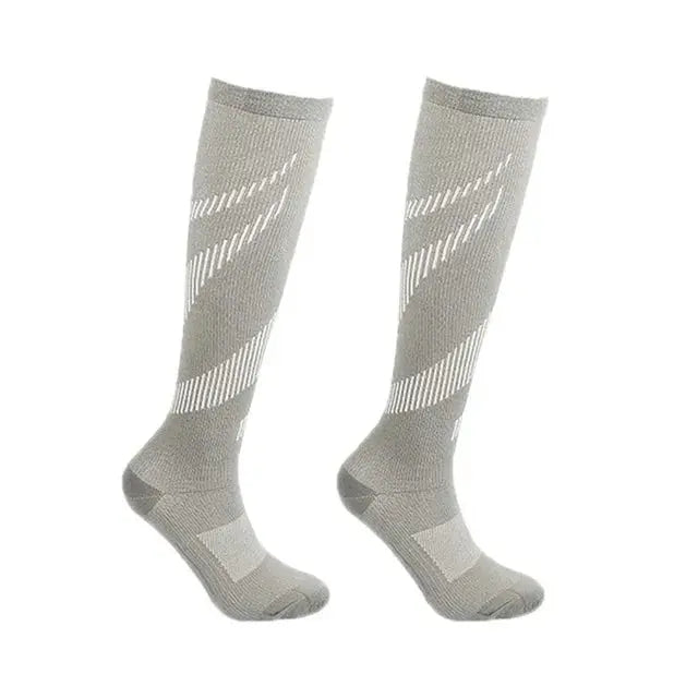Chaussettes de compression sportives grises avec motifs diagonaux pour maintien musculaire et confort sportif