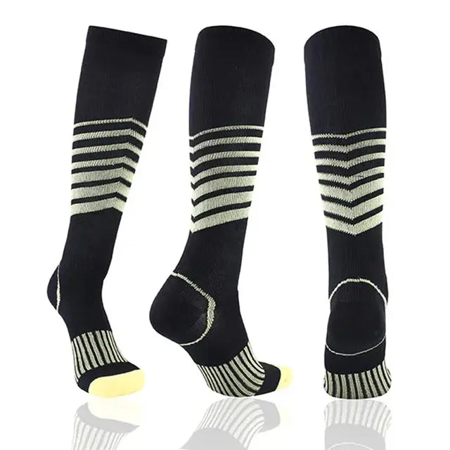 Chaussettes de compression sportives noires avec bandes claires, maintien renforcé du mollet pour l’entraînement