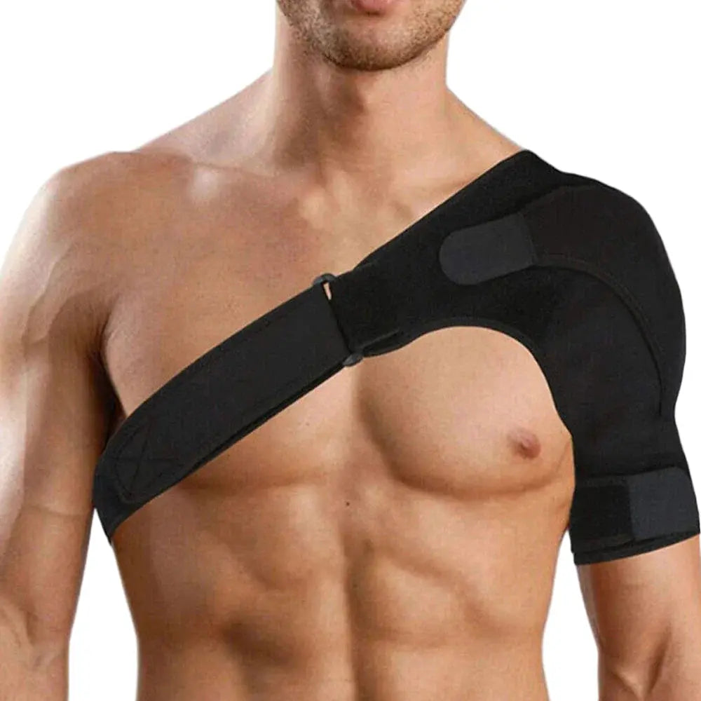 Épaulière de maintien noire portée du côté gauche par un homme, avec sangle de compression diagonale