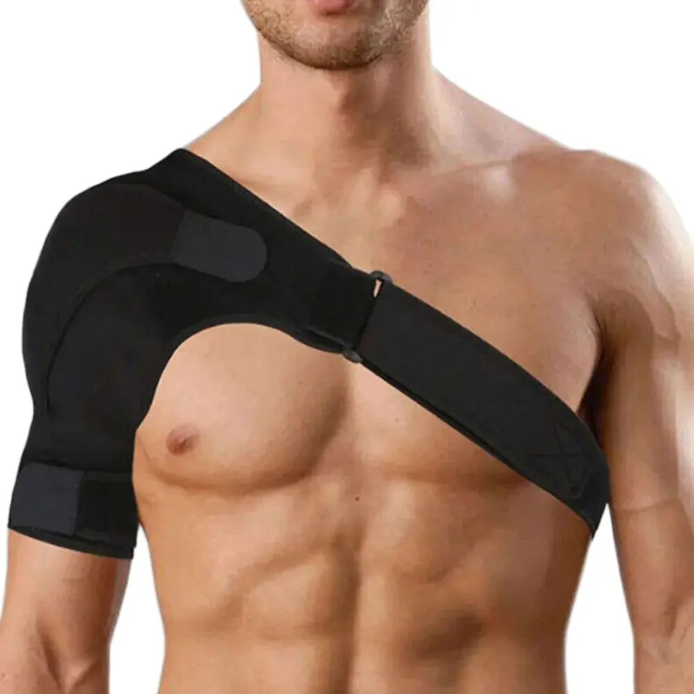 Épaulière de maintien noire portée par un homme, vue de face, avec sangle de compression diagonale