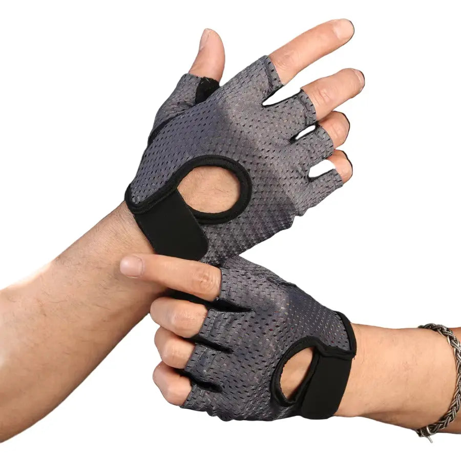 Gants de sport antidérapants gris, portés aux deux mains offrant maintien, adhérence et liberté de mouvement