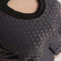 Détail du tissu respirant et perforé des gants de sport antidérapants pour une meilleure ventilation