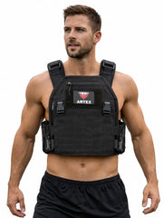 Gilet lesté de musculation pour homme porté afin d’augmenter l’intensité des entraînements de force