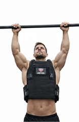 Gilet lesté de musculation pour homme utilisé lors d’exercices de tractions à la barre